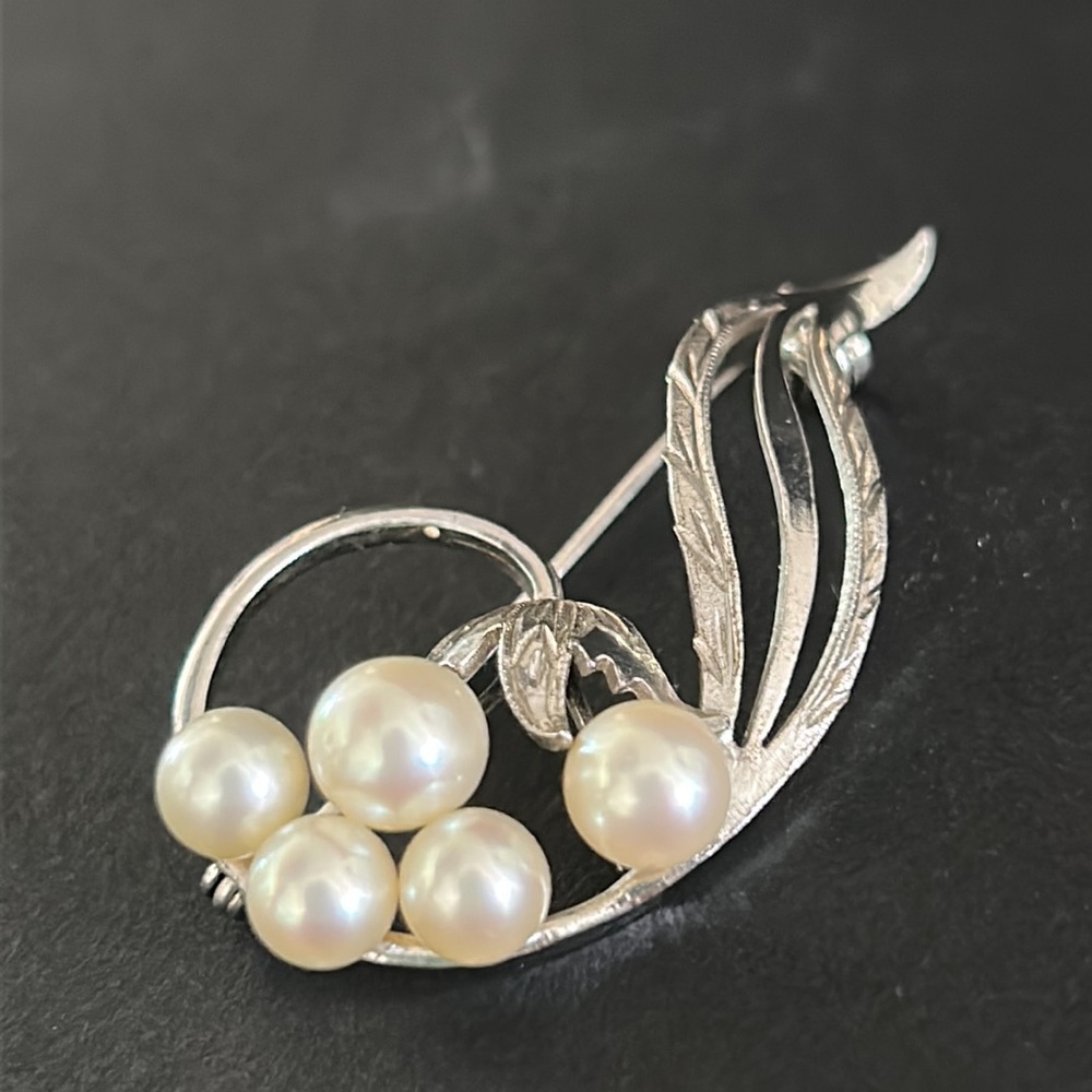 Vintage, lovely Pearl and silver lapel pin.